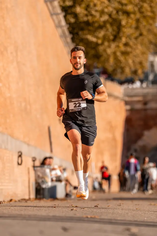 Coureur devant un mur de briques