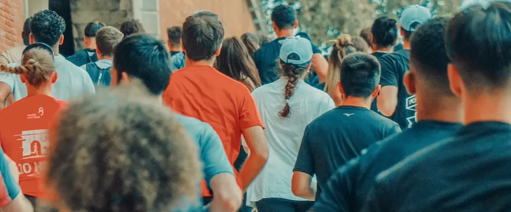 Peloton de coureurs dans une rue
