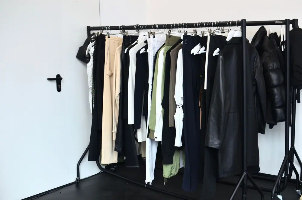 Portant de vêtements à l'atelier